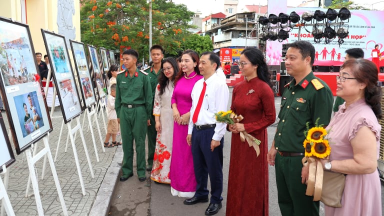 Hải Phòng khai mạc Triển lãm ảnh, tư liệu về gia đình với chủ đề ‘Khoảnh khắc sum họp’