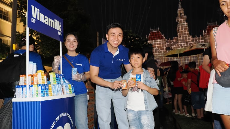 Vinamilk phục vụ người dân trong đêm hội 3D mapping mừng 50 năm thành phố Hồ Chí Minh