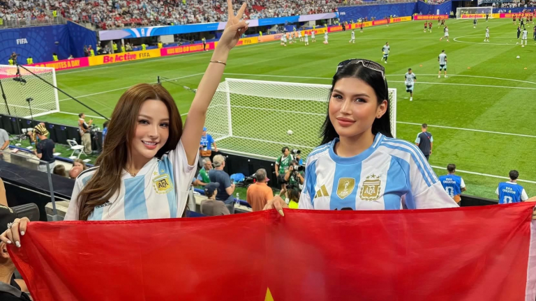 Huyền Baby khoe vé VIP 'vương giả' tại World Cup, visual lấn lướt cổ động viên quốc tế