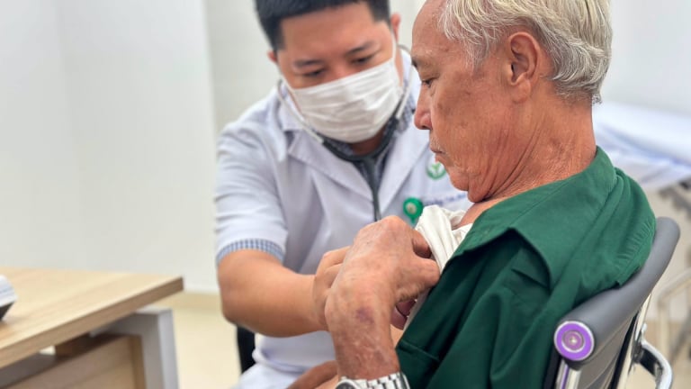 Khám sức khỏe miễn phí và tặng quà tri ân người có công, gia đình chính sách tại Bệnh viện Hữu nghị Việt Đức cơ sở Ninh Bình 