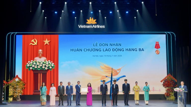 Vietnam Airlines đón nhận Huân chương Lao động hạng Ba và Bằng khen của Thủ tướng Chính phủ