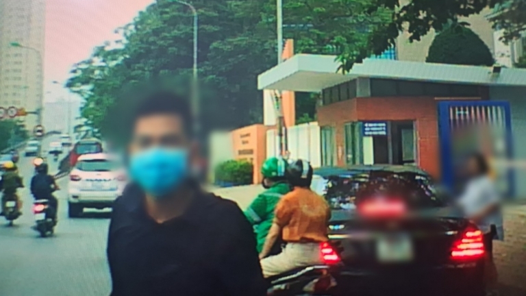 Hà Nội: Nhóm người lạ mặt táo tợn chặn đầu xe ô tô giữa 'thanh thiên bạch nhật'