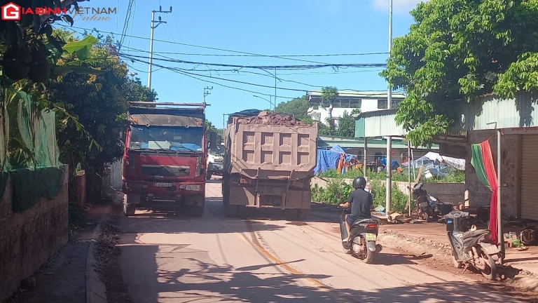 Quảng Ninh: Nhiều gia đình kêu trời vì bụi, đường sá chưa nghiệm thu bị xe ‘hổ vồ’ băm nát