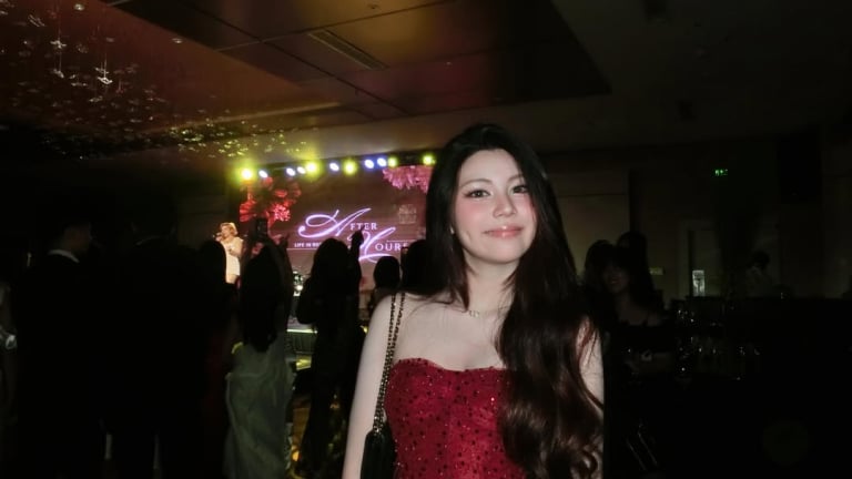 Con út Quyền Linh diện quây đỏ bling trong tiệc prom trường Quốc tế