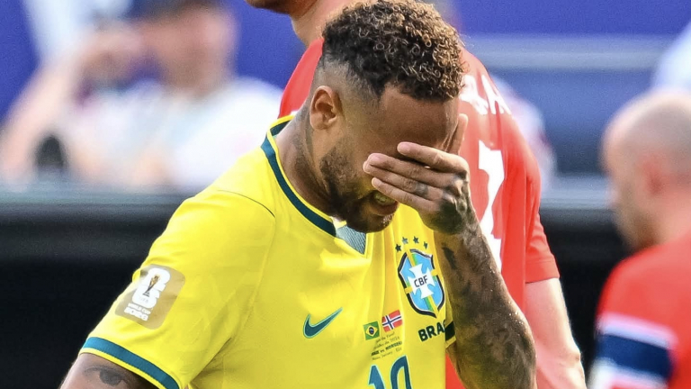 Neymar bật khóc tạm biệt World Cup, thái độ của bạn gái danh thủ gây chú ý