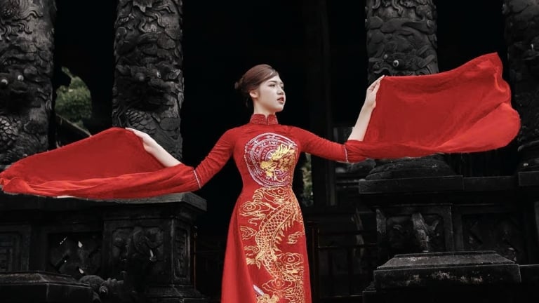  Bảo Hân 2K10 tỏa sáng cùng BST của NTK Cao Thu Vân tại Tuần lễ Áo dài Huế 2026