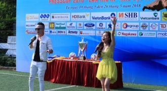 Sao Mai Diệu Ly và ca sĩ Việt Sơn cháy hết mình trên sân cỏ Press Cup