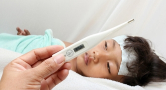 Cha mẹ cần làm gì để bảo vệ con an toàn khi dịch sốt xuất huyết tăng mạnh?