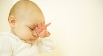 Cách chăm sóc mắt cho trẻ sơ sinh tránh các bệnh nhiễm khuẩn thường gặp