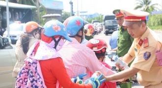 Công an quận Ô Môn - Cần Thơ tặng 5.000 chai nước suối, khăn lạnh cho người dân