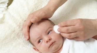 Sai lầm phổ biến khi vệ sinh mắt, mũi làm trẻ sơ sinh dễ mắc bệnh nghiêm trọng