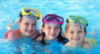 Trẻ đi bơi ngày hè an toàn hơn nếu bố mẹ chuẩn bị cho con những điều này