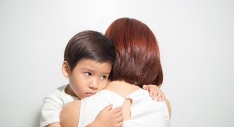 Lý do cha mẹ tuyệt đối không bắt con ôm hôn người khác khi trẻ không thích
