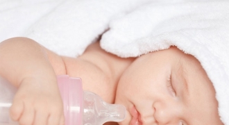 Uống nước có thể khiến trẻ sơ sinh suy dinh dưỡng, ngộ độc