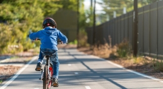 Những kỹ năng tham gia giao thông bố mẹ phải dạy con trước khi ra đường