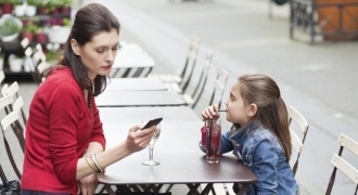 Cha mẹ “nghiện” điện thoại, con dễ chậm phát triển trí tuệ