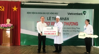 Vietcombank trao tặng xe cứu thương cho Bệnh viện Đa khoa khu vực Hồng Ngự
