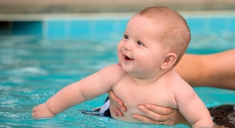 Những lý do cha mẹ nhất định phải cho trẻ học bơi từ 1 tuổi