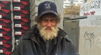 Sau 44 năm, cụ ông vô gia cư quay lại trường Đại học