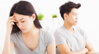 8 lời khuyên của chuyên gia tâm lý dành cho các bà vợ có chồng nghiện thuốc lá