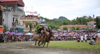 Lần đầu tiên lễ hội đua ngựa truyền thống vùng cao được tổ chức tại Fansipan