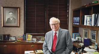 Tỷ phú Warren Buffett: “Trước đám đông, tôi từng sợ hãi đến mức không thể nói tên mình”