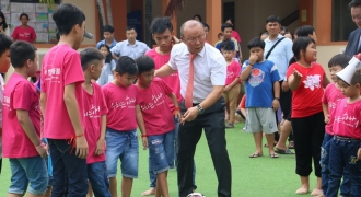 HLV Park Hang-seo giao lưu với hàng trăm trẻ em tại Cần Thơ