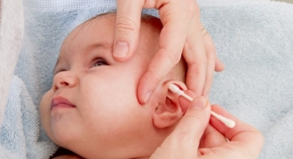 Trẻ sốt cao kèm đau tai, cha mẹ cần nghĩ ngay tới căn bệnh nguy hiểm này!