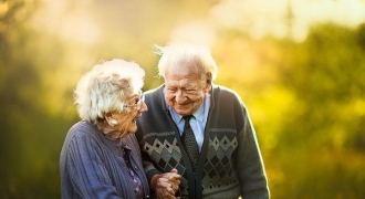 Bộ ảnh tuyệt đẹp về tình yêu giữa những cặp vợ chồng già nắm tay nhau đến cuối đời