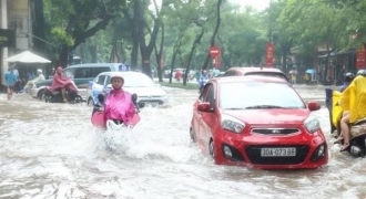 Đường phố Hà Nội ngập trong nước sau trận mưa lớn
