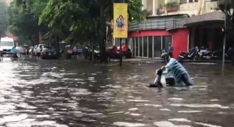 Ảnh: Nhiều tuyến phố Hà Nội chìm trong biển nước sau mưa lớn