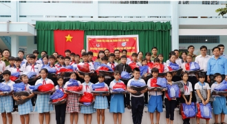 50 học sinh nghèo THCS tại Cần Thơ được nhận quà tặng đầu năm học mới