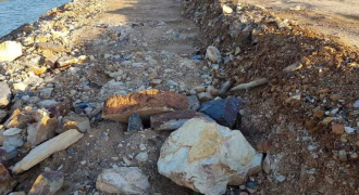 Thanh Hóa: Mưa lớn làm lộ đất thải và đá cỡ lớn trên đường đê của dự án gần 7 tỷ đồng