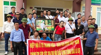 Hiệp hội ô tô Thanh Hóa và VP báo Gia đình Việt Nam chia sẻ khó khăn cùng người dân vùng lũ Sa Ná