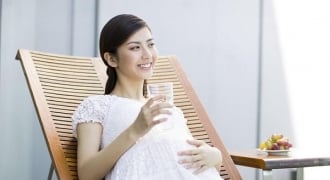 6 thời điểm quan trọng mẹ bầu cần uống nước để thai nhi khỏe mạnh, tăng cân