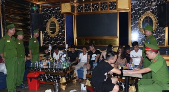 Hà Tĩnh: Bắt quả tang 20 thanh niên nam nữ sử dụng ma tuý trong quán karaoke