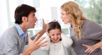 7 hậu quả khôn lường khi cha mẹ cãi nhau trước mặt con