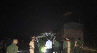 Hưng Yên: Xe khách va chạm xe container trong đêm, 16 người bị thương
