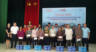Báo Gia đình Việt Nam - Quỹ Vì tầm vóc Việt trao quà cho đồng bào dân tộc thiểu số tại Tuyên Quang