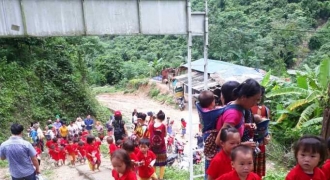 Học sinh miền núi Thanh Hóa chân đất đến trường khai giảng năm học mới