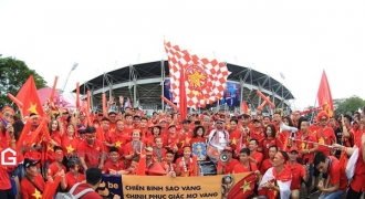 Cổ động viên Việt Nam nhuộm đỏ sân vận động Thammasat trước giờ bóng lăn
