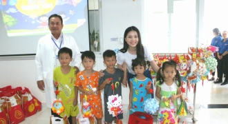 Báo Gia đình Việt Nam tại Cần Thơ  trao 100 phần quà cho bệnh nhi nghèo