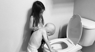 Bức ảnh bé gái 5 tuổi chăm em trai mắc bệnh bạch cầu làm hàng triệu người xúc động