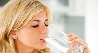 Điều gì xảy ra nếu uống quá nhiều nước hàng ngày?