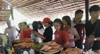 Ngày hội bánh dân gian Nam bộ đón hơn 1.200 du khách tham quan trong ngày khai mạc