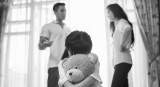 5 điều cần làm giúp trẻ vượt qua cú sốc khi bố mẹ ly hôn