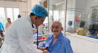90 phút cứu sống khách du lịch Bỉ 90 tuổi bị nhồi máu cơ tim cấp