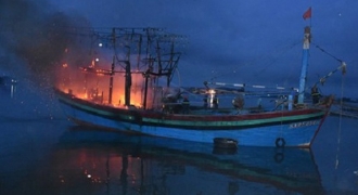 Nghệ An: Tàu cá bốc cháy dữ dội khi đang trên đường vào bờ