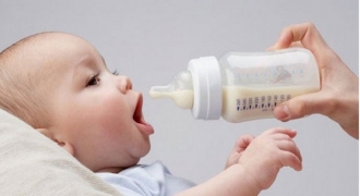 Có nên cho trẻ uống sữa vào buổi tối trước khi ngủ không?