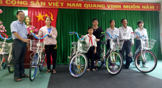 Hậu Giang: 5 học sinh nghèo học giỏi được nhận xe đạp